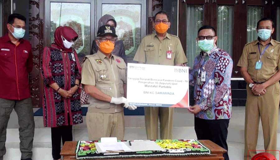  BNI Salurkan Bantuan Sepuluh Wastafel Portable Ke Pemkot Samarinda
