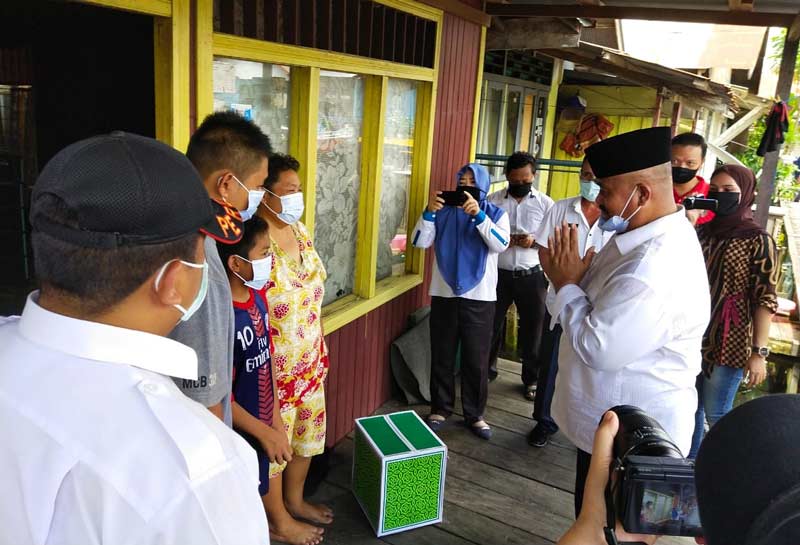 Bupati Kukar Edi Damansyah, Serahkan 402 Paket Sembako Kepada Warga Sanga-Sanga