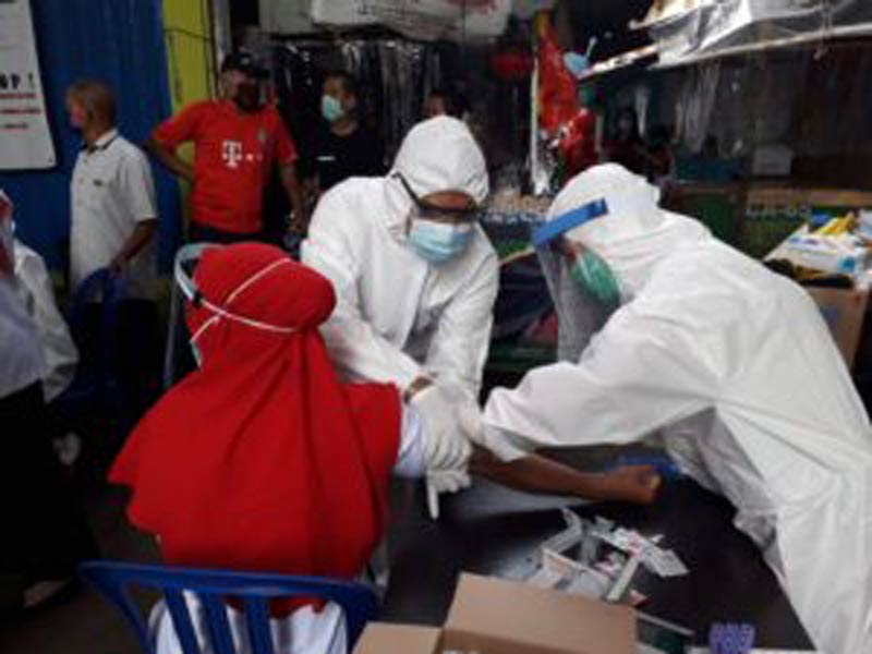 Pemkot Samarinda Gelar Rapid Tes dan Swab Secara Massal Bagi Pedagang dan Pengunjung Pasar