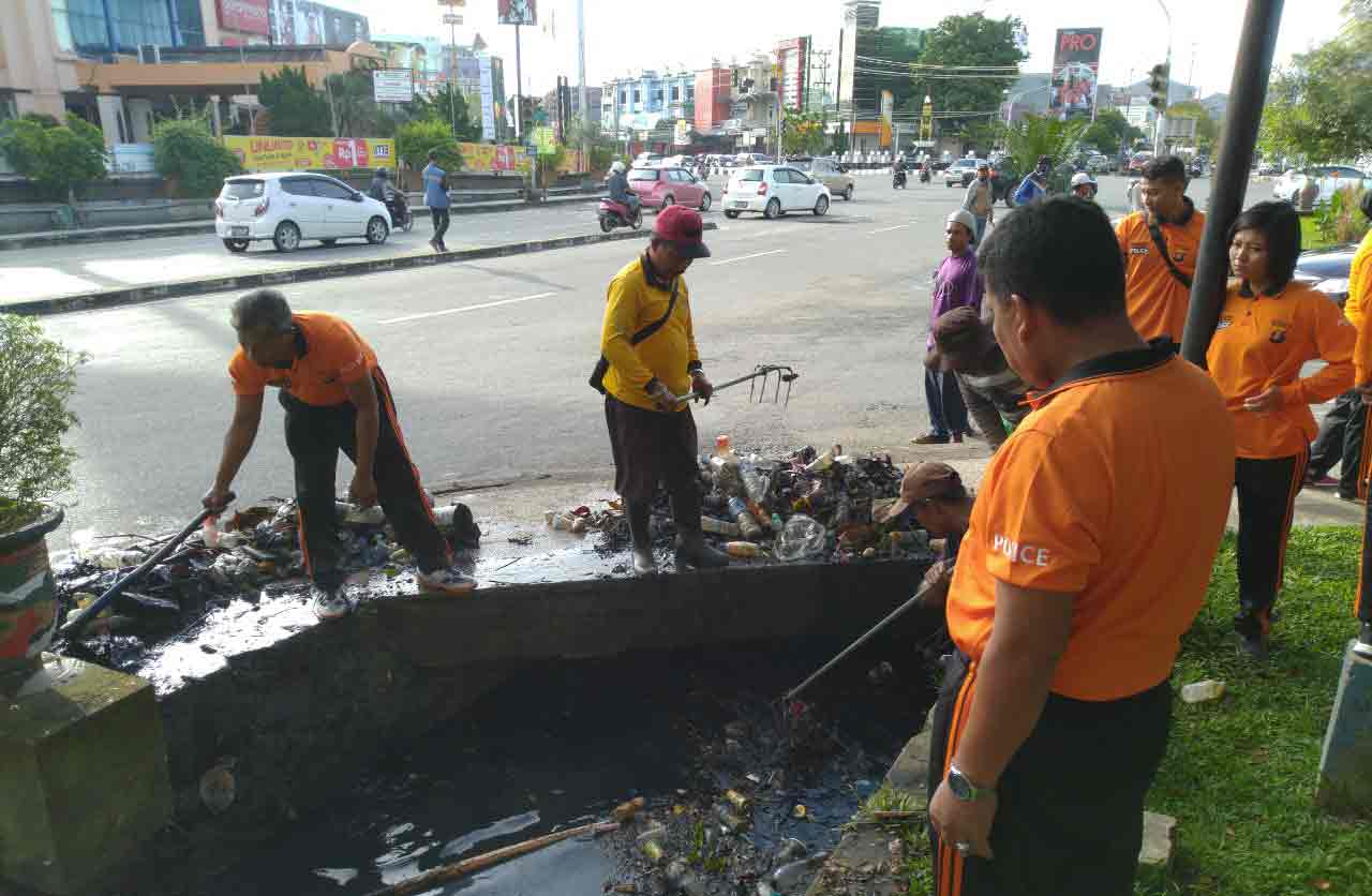 Polresta Samarinda Gelar Baksos Bersih Lingkungan Serentak diseluruh wilayah 