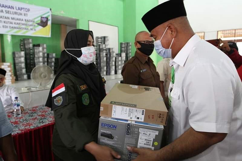 Bupati Kukar Edi Damansyah Salurkan Bantuan Laptop untuk180 RT di Muara Badak
