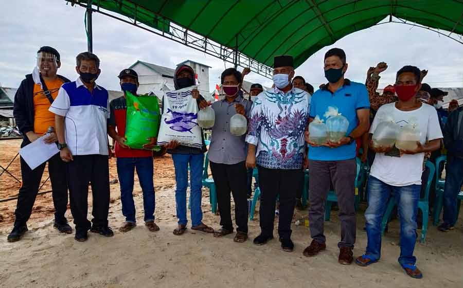 Bupati Kukar Edi Damansyah, Salurkan Puluhan Ribu Bibit Ikan Bagi Pokdakan di Desa Seliki Muara Badak