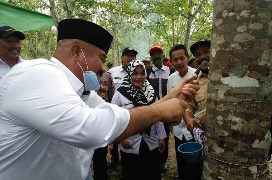 Bupati Kukar Edi Damansyah Apresiasi Kades Prangat Baru dan Warganya