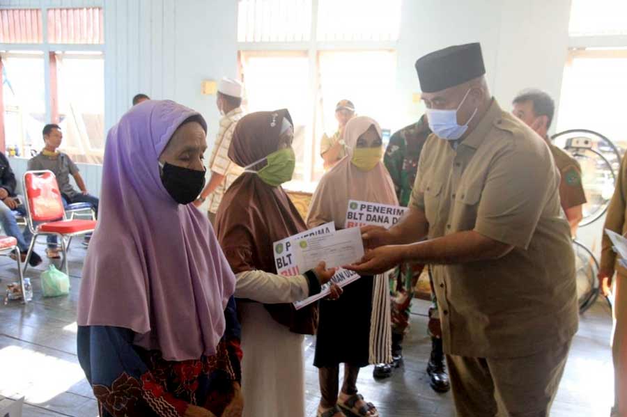 71 KK Desa Muara Kaman Ulu Mendapat Bantuan BLT DD