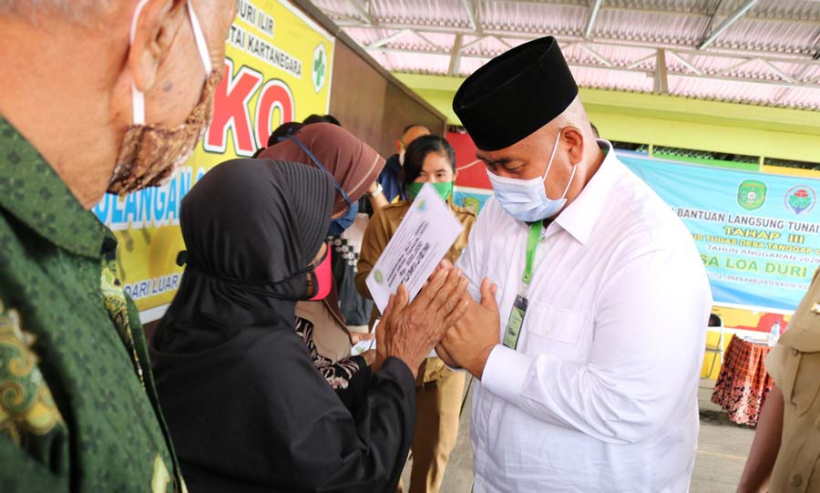 Bupati Kukar, Edi Damansyah Menyerahkan BLT DD Tahap 3 Di Desa Loa Duri Ilir