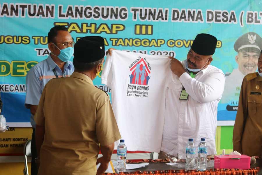 Bupati Kukar Edi Damansyah Berikan SK Pengurus Raga Pantas Desa Loa Duri Ilir