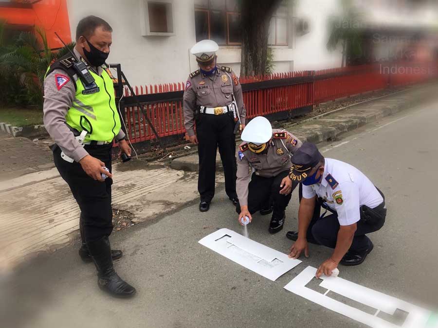Gandeng Dishub Samarinda Kasat Lantas Polresta Samarinda Pimpin Pembuatan Marka Physical Distancing