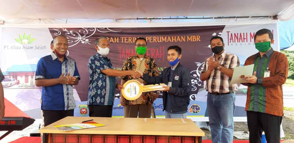 Pengembang Perumahan Tanah Merah Residen Gelar Serah Terima Kunci Kepada Konsumen   