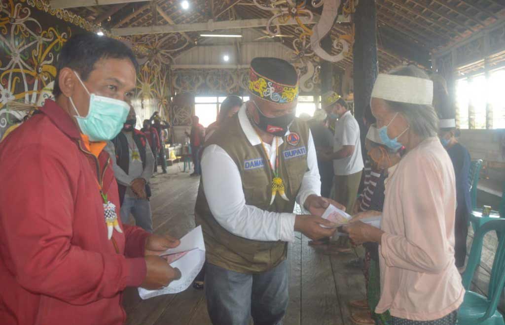 Bupati Edi Damansyah Serahkan BLT DD bagi 119 Warga Loa Kulu