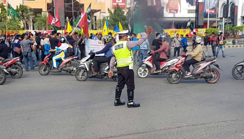 Sigap,,, Para Polisi ini Lansung Amankan Lalu Lintas Saat aksi Demo di Simpang Lembuswana