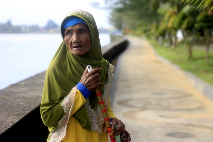 Menabung 15 tahun Demi Berkurban, Nenek Penyapu Jalan Dihadiahkan Umroh Oleh Bupati Edi Damansyah