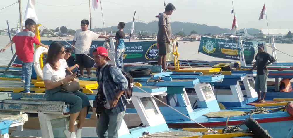 50 Perahu Tambangan Warna-warni Sukses Hiasi Sungai Mahakam Malam Ini 
