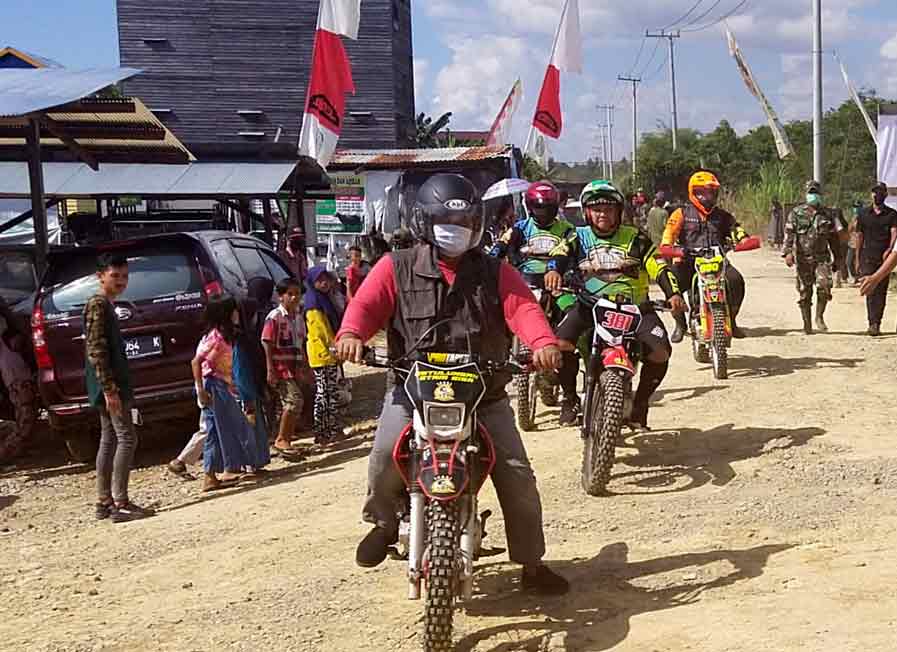 Mengendarai Motor Trail Edi Damansyah Datang Jumpai Warga Muara Muntai