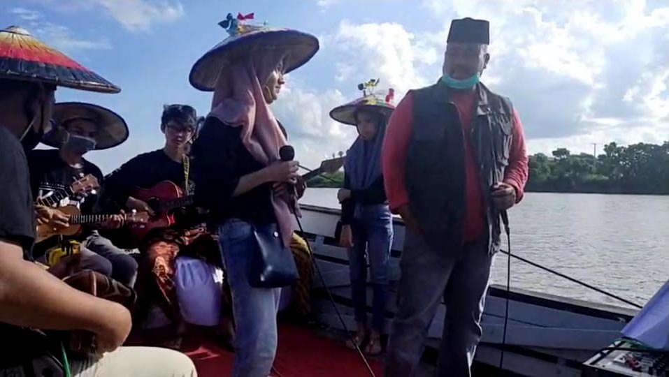 Edi Damansyah Nikmati Eksotis Sungai Mahakam Diatas Perahu Wisata Desa Muara Muntai Ulu