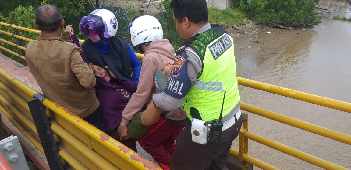 Inilah aksi Hero, Satlantas Polresta Samarinda Yang Gagalkan Aksi Bunuh Diri di Jembatan Mahakam 