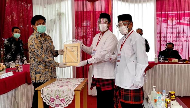 Mengendarai Angkot Zairin Sarwono mendaftar di KPU Samarinda